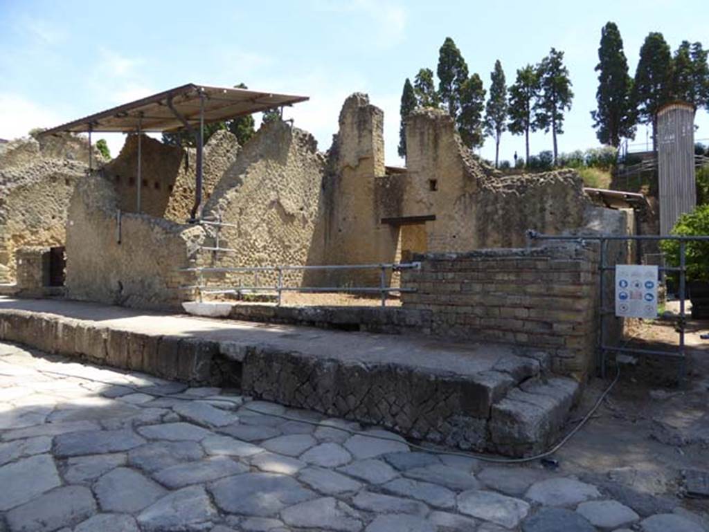 Ins. Orientalis II 1, Herculaneum, July 2015. Looking towards entrance doorway, on north side of Vicolo Meridionale. Photo courtesy of Michael Binns.
According to Maiuri, this was a large corner shop, with a back-shop and the stone flag upon which rested the wooden staircase leading to the upper floor (no.5).
See Maiuri, Amedeo, (1977). Herculaneum. 7th English ed, of Guide books to the Museums Galleries and Monuments of Italy, No.53 (p.56).